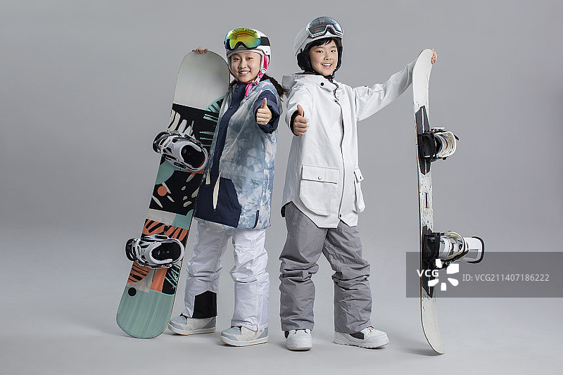 快乐的儿童滑雪图片素材