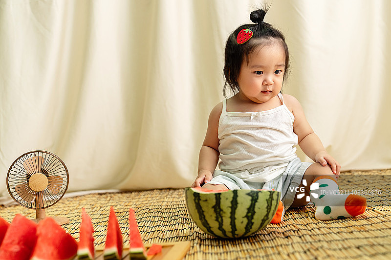 可爱的女宝宝吃西瓜图片素材