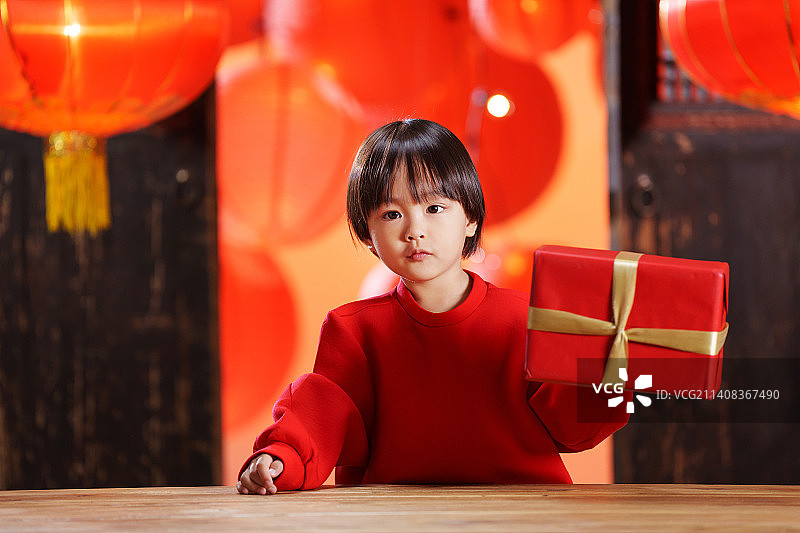 可爱的小男孩和新年礼物图片素材