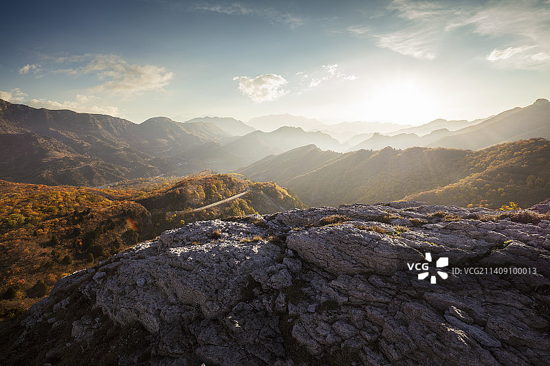 山顶岩石平台与秋季户外自然风景，汽车广告背景图图片素材