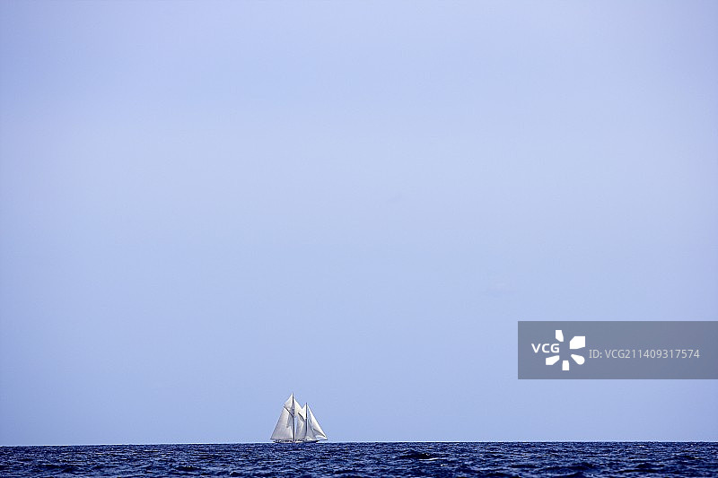 地中海远处地平线上的经典游艇图片素材