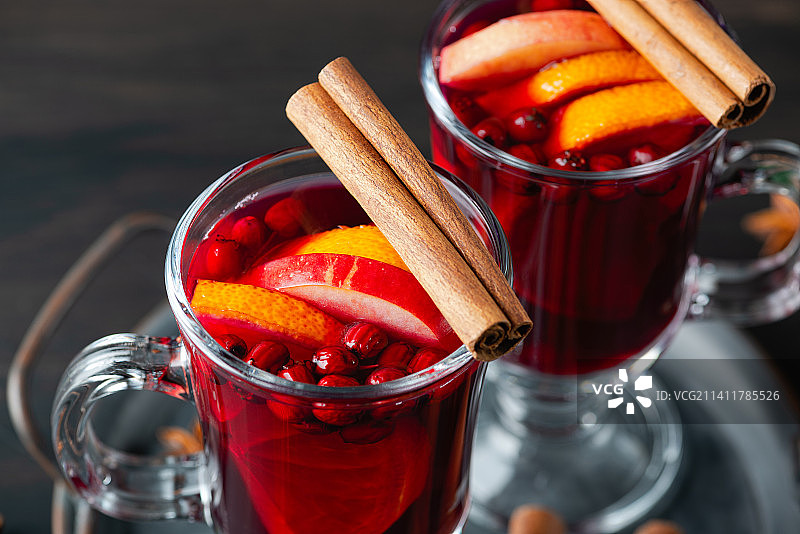 两杯热热热葡萄酒，在木制背景上加入橙汁和香料，冬天的热饮料，斯塔夫罗波尔，斯塔夫罗波尔边区，俄罗斯图片素材