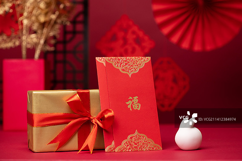 白色兔子与红包,红色背景,新年,节日气氛图片素材