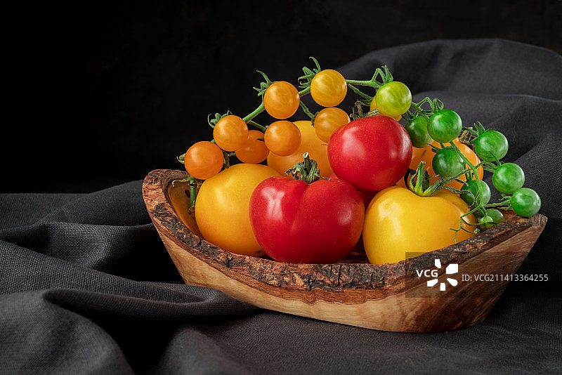 桌子背景上的黄色番茄枝，健康食品，英国，英国图片素材