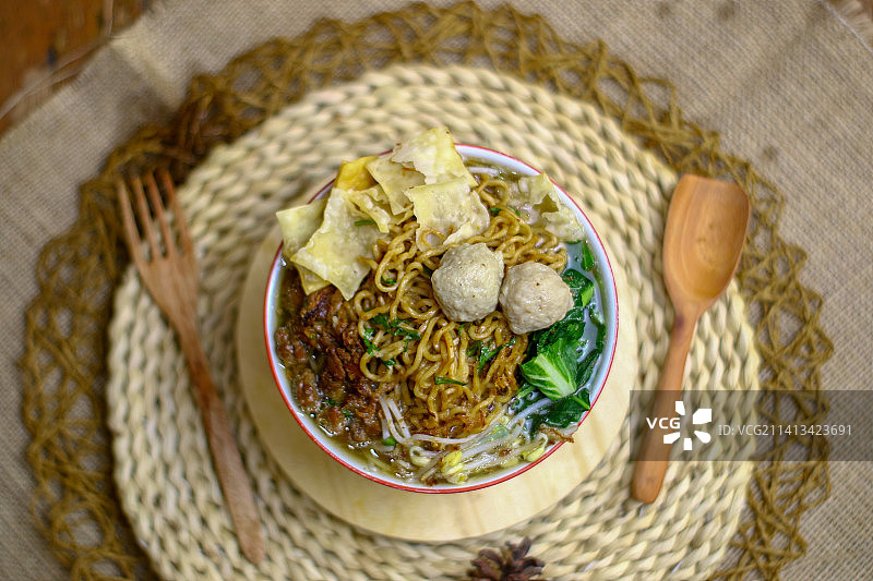 面条食物在一个碗加上肉丸，巴蒂普，印度尼西亚图片素材