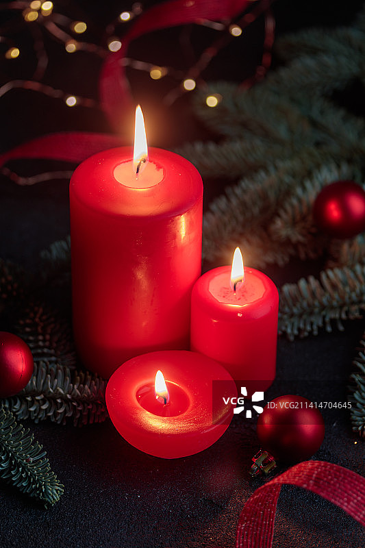 红色蜡烛在黑暗背景与圣诞装饰，芬兰图片素材