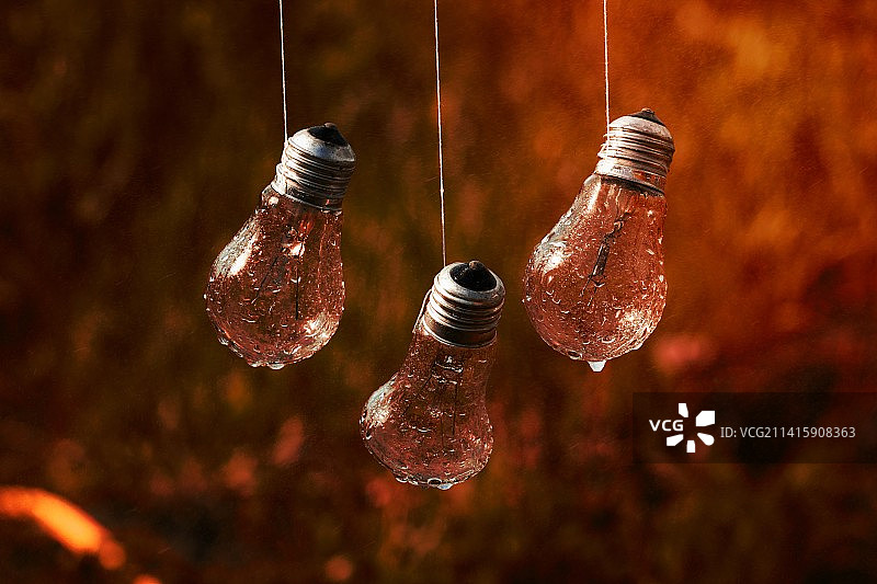 罗马尼亚阿拉德抽象区悬挂在雨中的灯泡图片素材