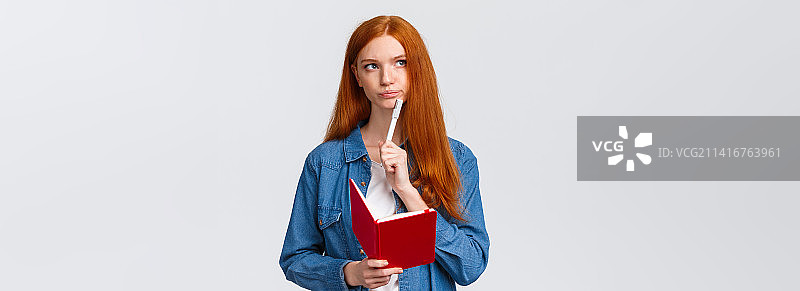 认真而坚定的老板可爱的红发女孩与笔记本，持有图片素材