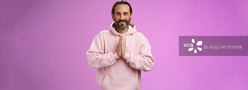 和平有吸引力的胡须成熟的邮件模特在时尚的粉红色卫衣图片素材