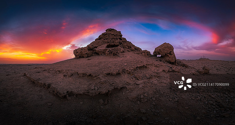 巴林，日落时分，岩层对着天空的风景图片素材