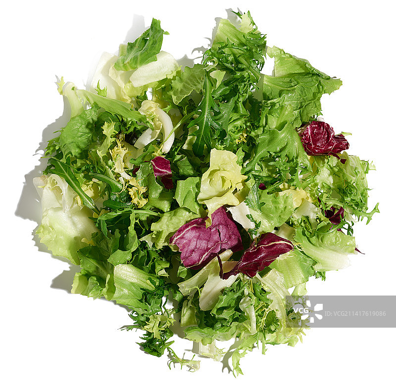 混合莴苣叶，丁香，菊苣，芝麻菜在白色孤立的背景，乌克兰图片素材