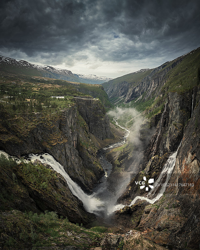 Voringsfossen瀑布在挪威的Hardangervidda国家公园的山谷中，挪威Fosslivegen图片素材