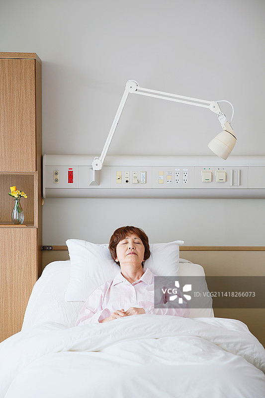 日本高级妇女在病房里图片素材