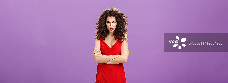 工作室拍摄的不满和被冒犯的愤怒的女人在优雅的红色图片素材