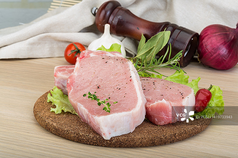 罗马尼亚，切菜板上的肉的高角度视图图片素材