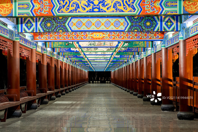 中国古典长廊夜景图片素材