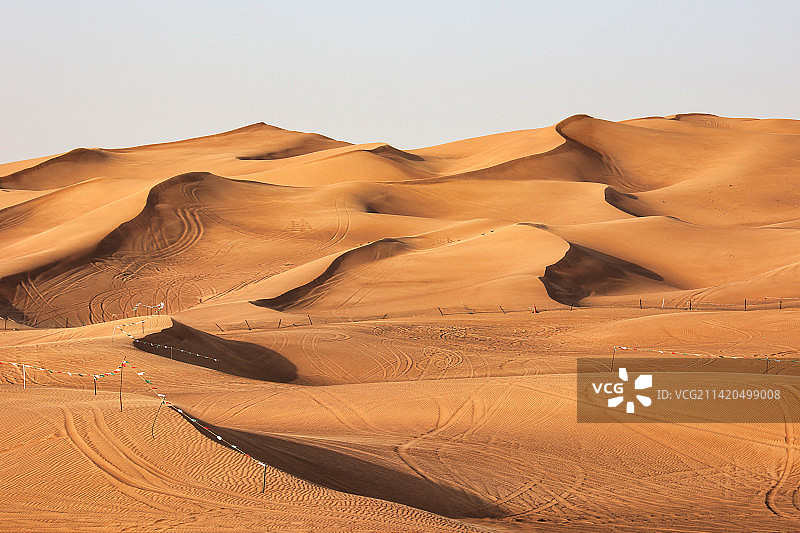 阿拉伯联合酋长国，晴空下的沙漠风景图片素材