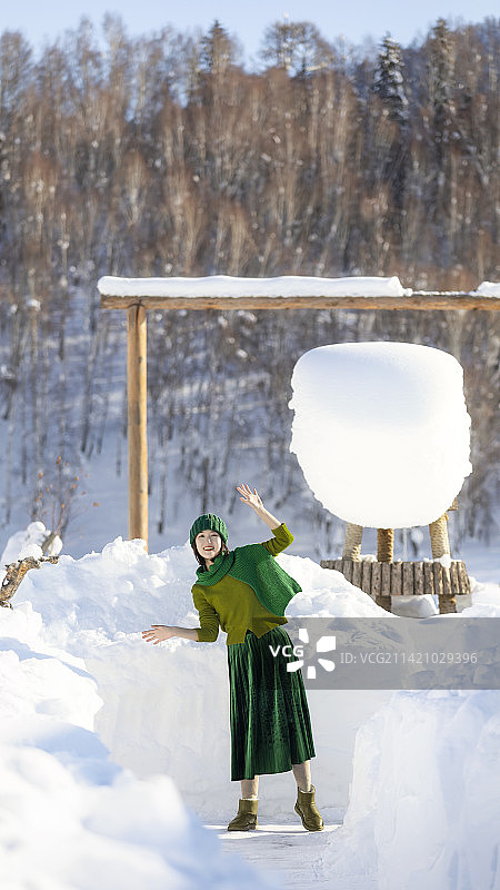 站在雪地上的女人的后视图-喀纳斯禾木玩雪的女孩图片素材