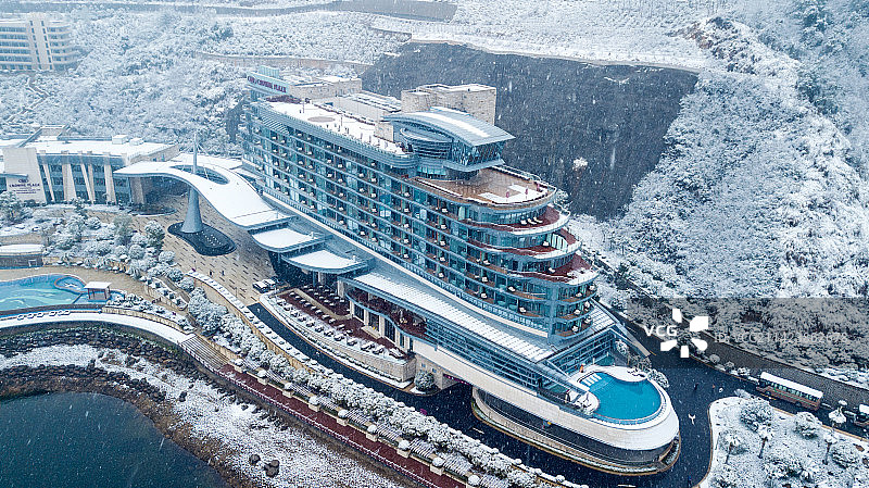 雪中的船型酒店图片素材