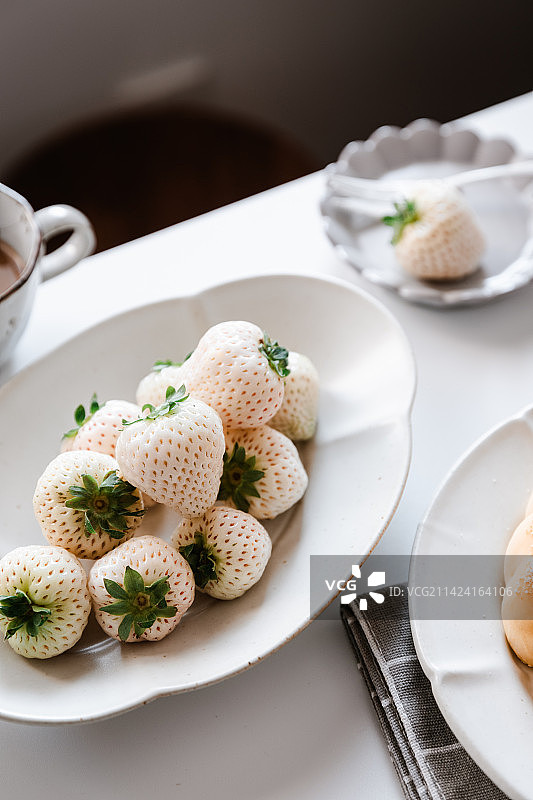 美味的香肠面包搭配白草莓图片素材