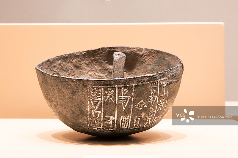 北京清华大学博物馆乌尔纳姆王铭文奠基钉帽美苏布达米亚新苏美尔时期铜合金图片素材