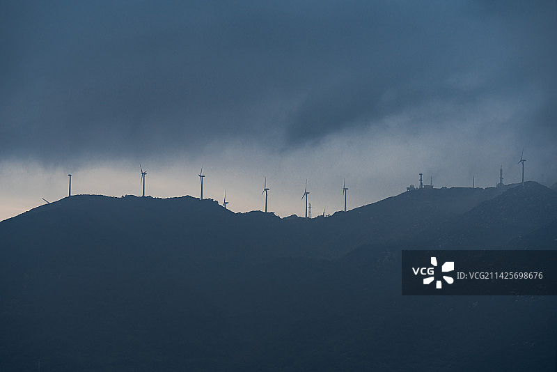 阴雨天气下的风力发电场图片素材