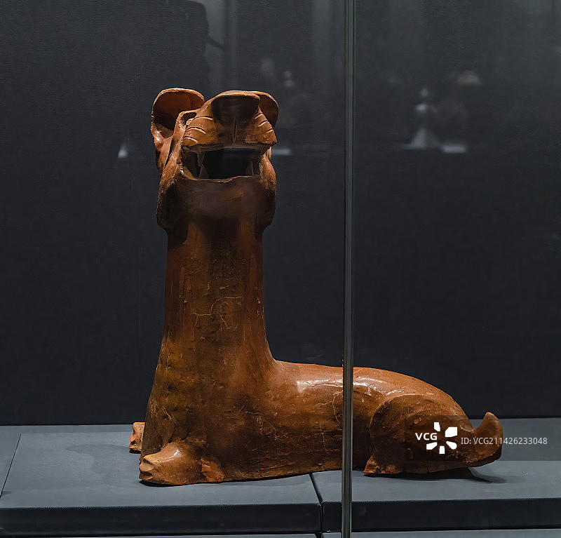 中国汉代陶瓷制品上的动物，狗，牛，乌龟形象图片素材