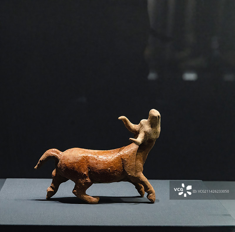 中国汉代陶瓷制品上的动物，狗，牛，乌龟形象图片素材