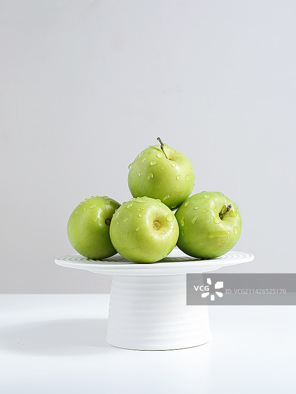 白色桌面上的新鲜水果青枣图片素材