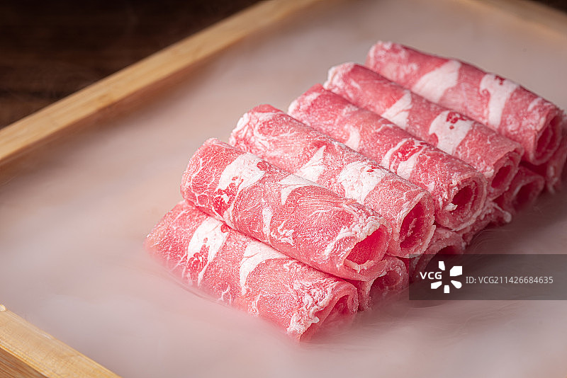 干冰盘上让人垂涎欲滴的肉卷图片素材