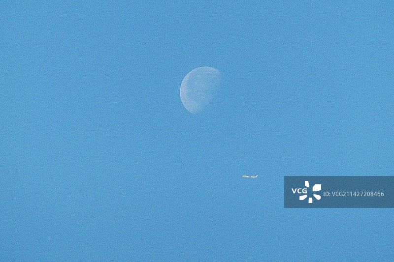 月亮下的飞机图片素材