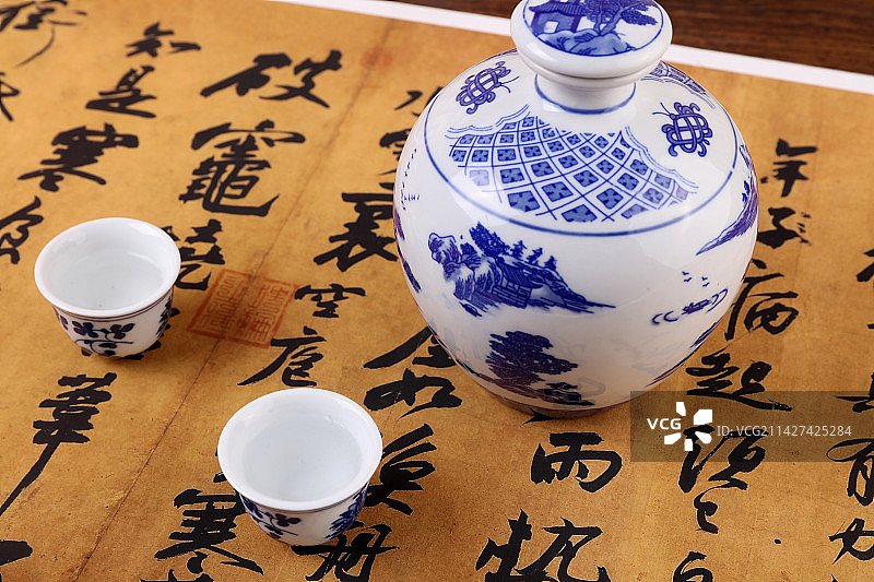 中国白酒和青花瓷酒瓶素材图片图片素材