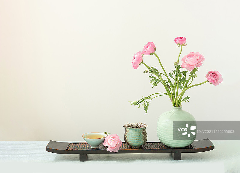 典雅的插花与茶具图片素材