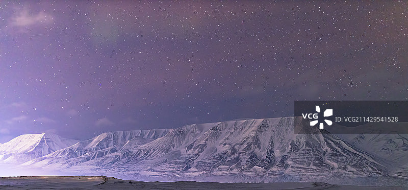 夜幕中白雪皑皑的群山景色图片素材