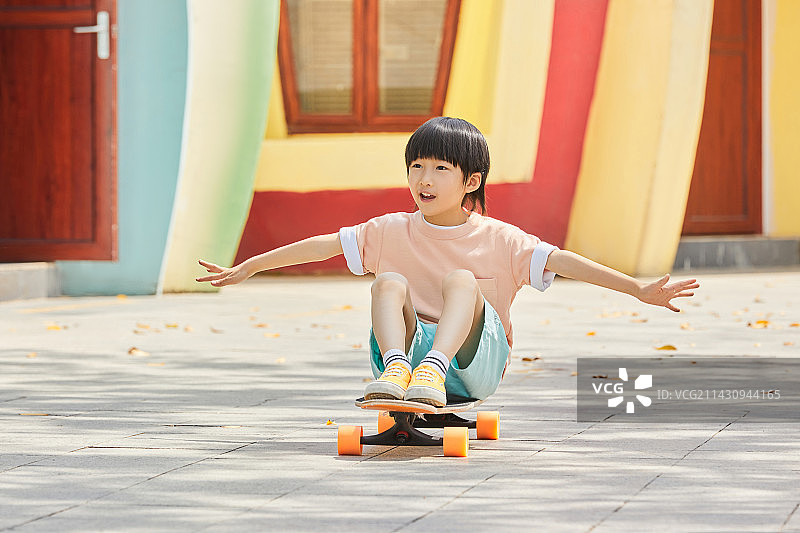 在公园里玩滑板的小男孩图片素材