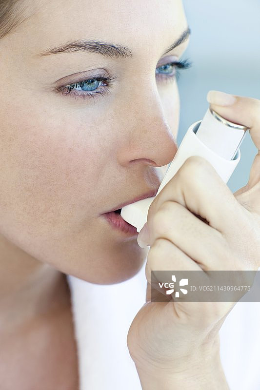 哮喘吸入器的使用图片素材