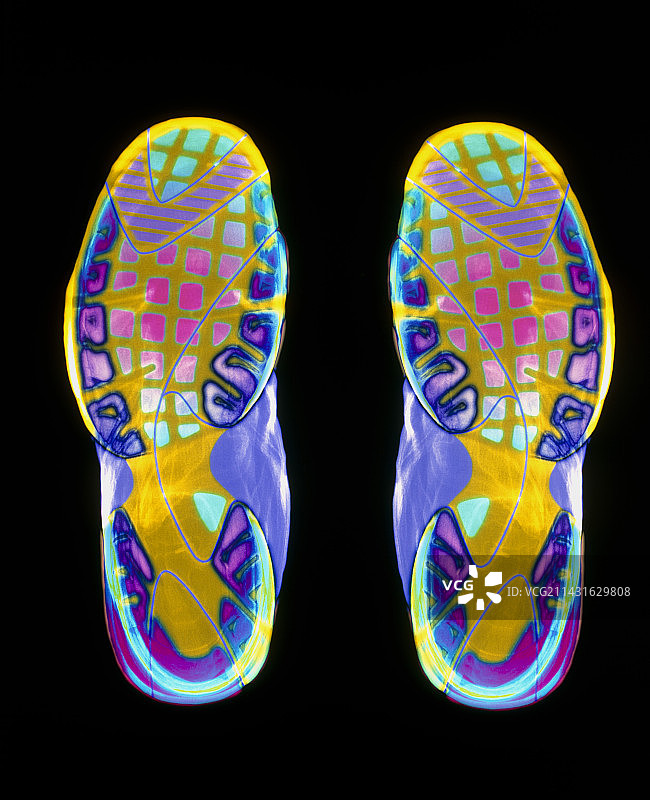 两双运动鞋鞋底的彩色x光片图片素材