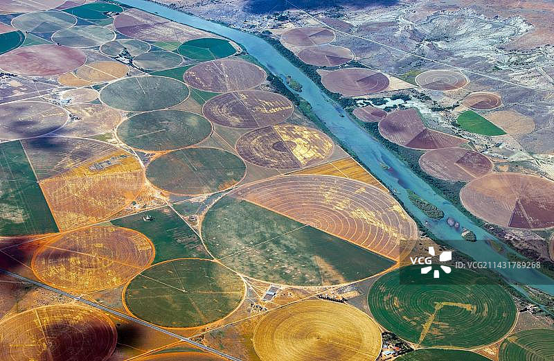 南非奥兰治河农田的灌溉图片素材
