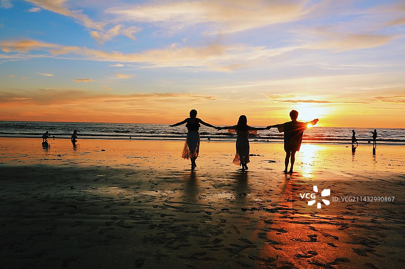 马来西亚沙巴海边度假夕阳余晖人物背影图片素材
