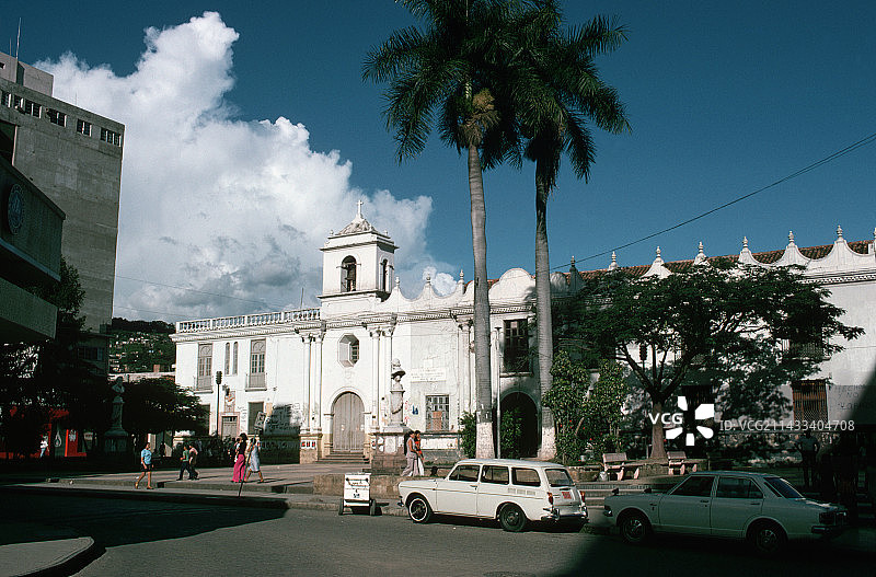 白色教堂的特古西加尔巴广场图片素材