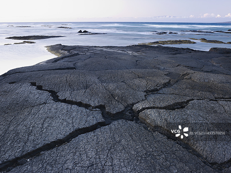 破晓时分，美国夏威夷大岛海滨的熔岩裂缝图片素材
