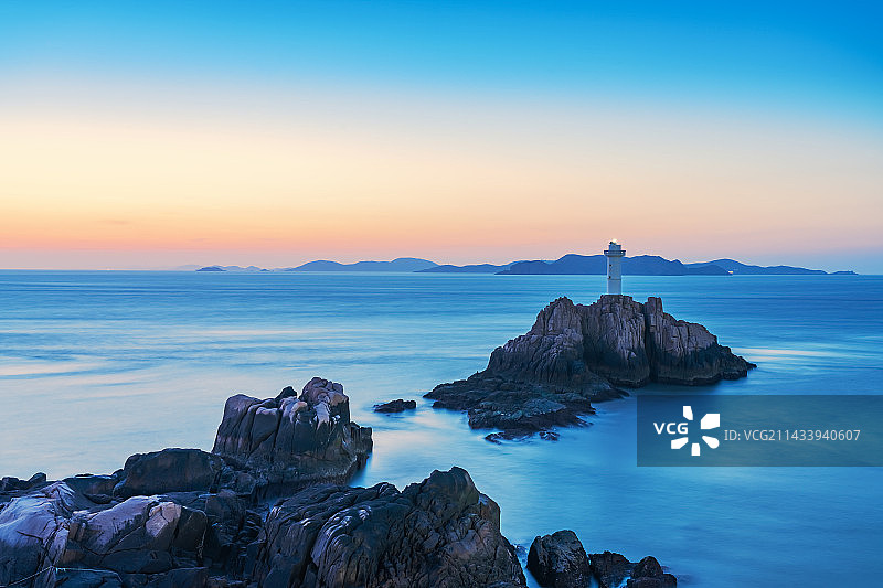 中国浙江省东极岛的港口和灯塔和海上美景图片素材