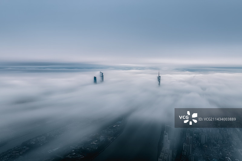 航拍早晨云海上的广州，广州塔及珠江新城双塔穿透云层图片素材