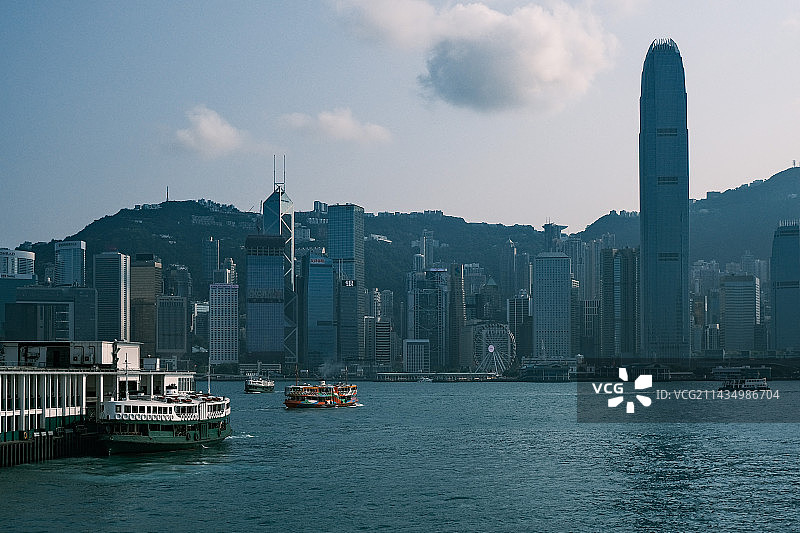 香港西九龙天星码头与维多利亚港的天际线图片素材