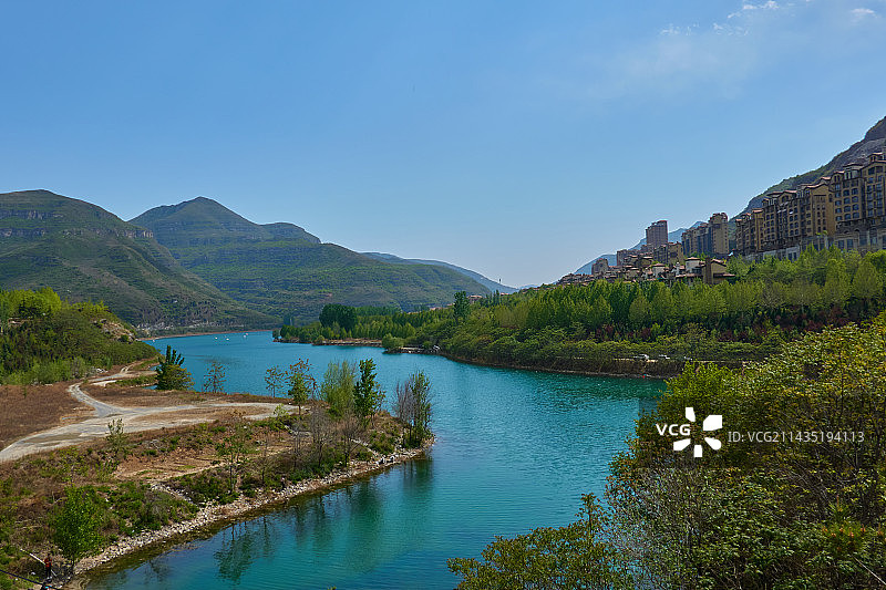 北京房山与保定涞交界处的一处自然风光景色，水蓝天映衬下的湖光山色。图片素材