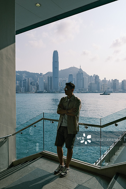 香港尖沙咀海港城 倚靠在栏杆上的男子图片素材