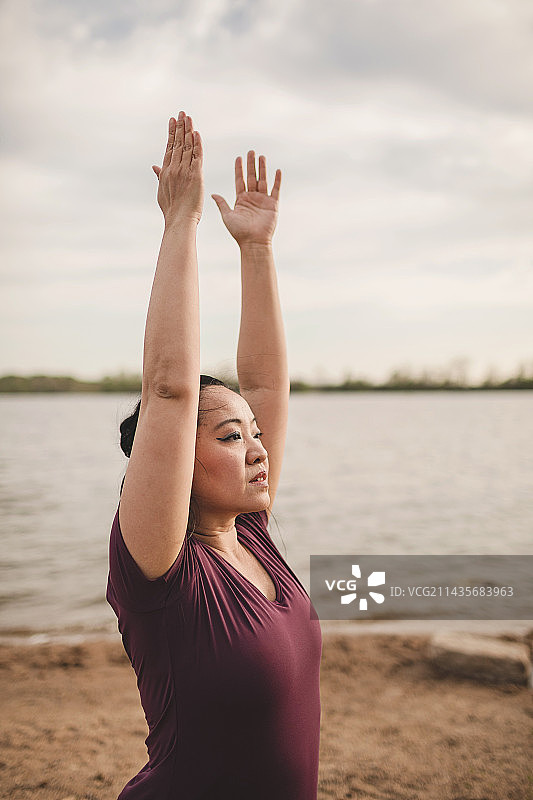 亚洲女子在海滩户外做瑜伽，克里夫科尔湖，密苏里州，美国图片素材