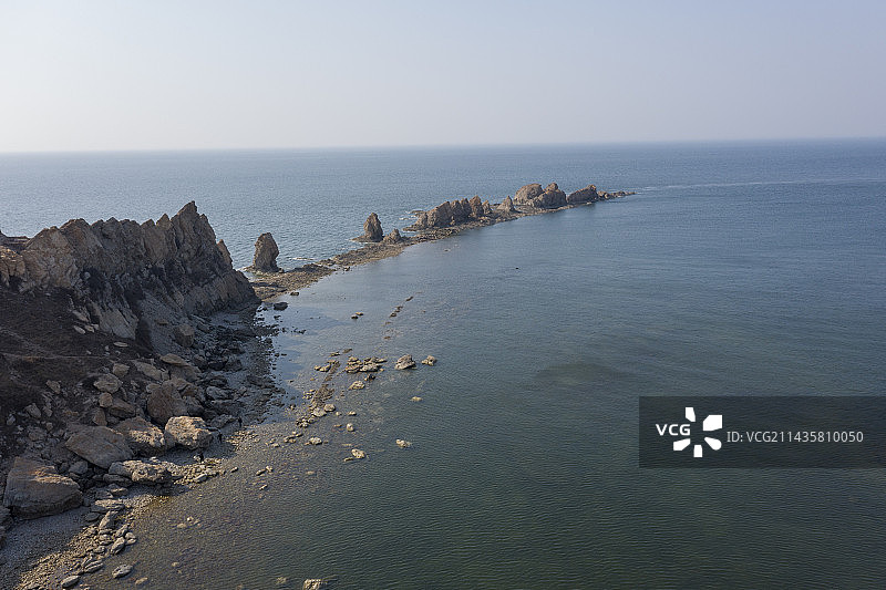 海上岩石的高角度视角图片素材