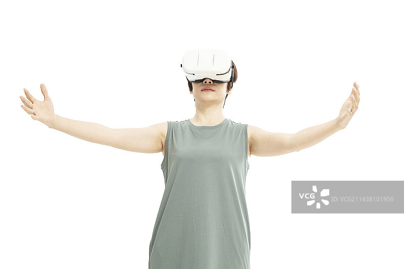 头戴VR的中年女人图片素材