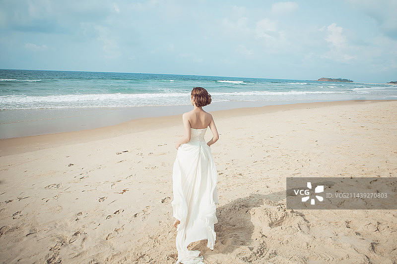 在海滩散步的新娘图片素材